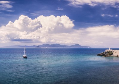 Piombino Panorama mit Blick auf Elba mit Quellwolken (Cumulus) Turm