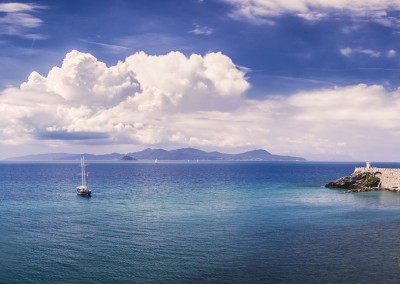 Piombino Panorama mit Blick auf Elba mit Quellwolken (Cumulus) Turm