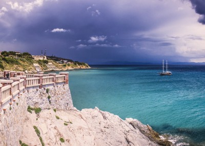 Panorama in Piombino mit Blick auf eine Schlechtwetterfront im Osten, Kleines Segelschiff