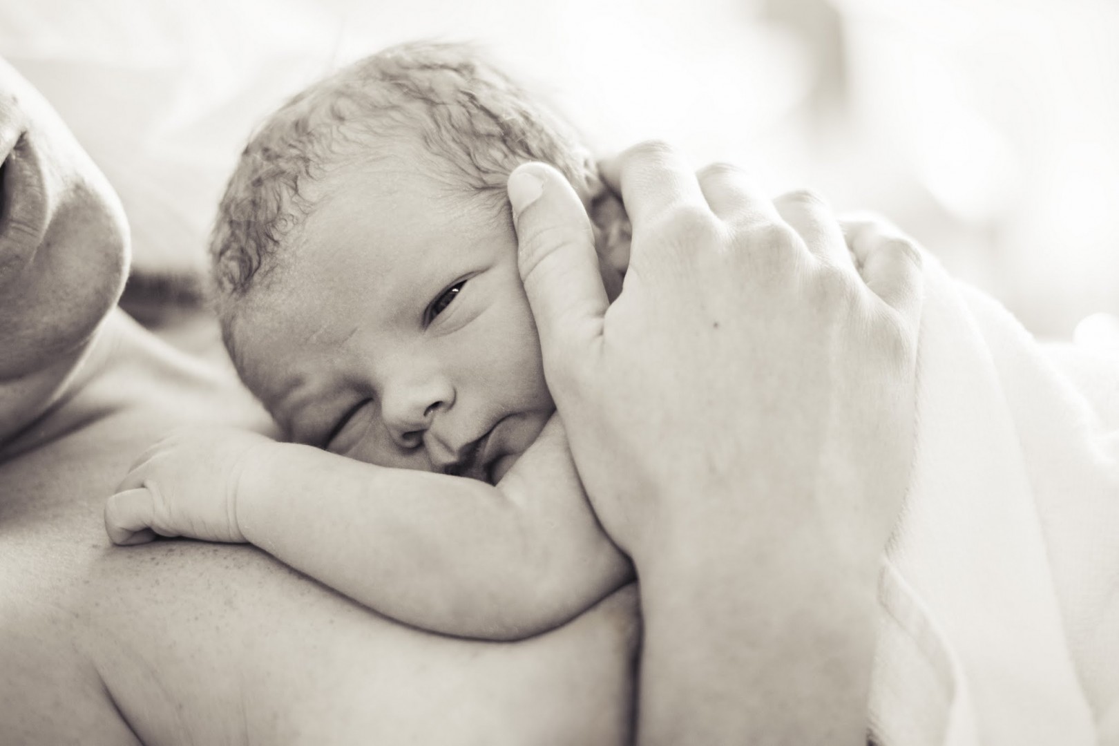 Neugeborenes auf Brust der Mutter, Auge offen, Sepia Filter